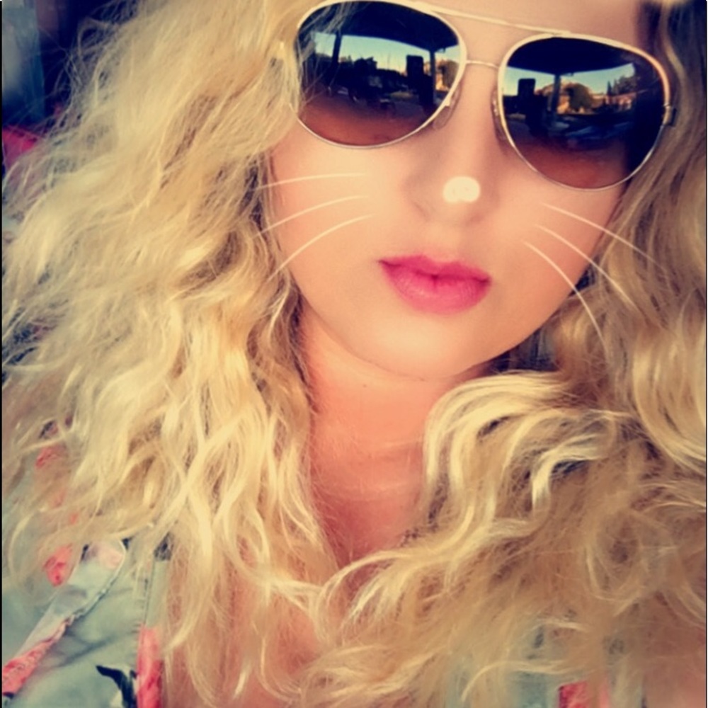 Meet your Posher, Elizabeth